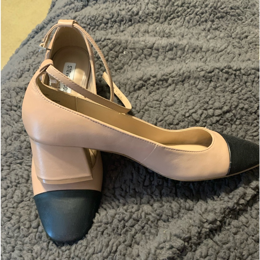 Steve Madden taupe black tip shoes